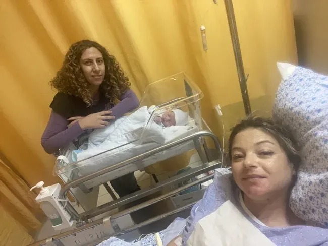 נגה שכטר דולה ליד היולדת אחרי הלידה